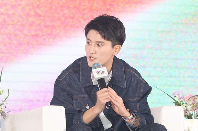 骚美女扒开腿让男的桶